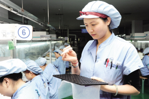 太倉神明電子元老級的李紅官在公司的“底層”，帶領(lǐng)新人奮戰(zhàn)在第一線