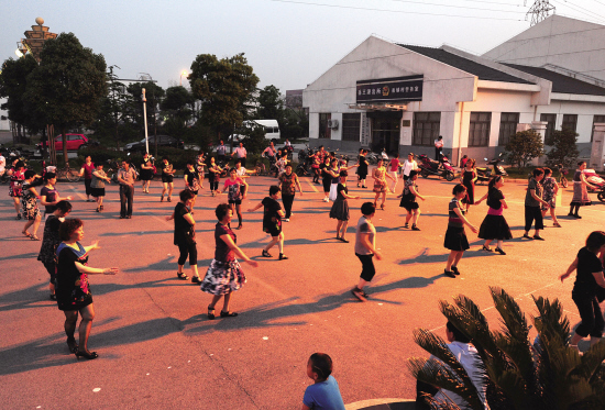 岳鎮(zhèn)村廣場歌舞遠(yuǎn)