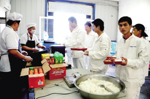 太倉中集集裝箱制造有限公司生產(chǎn)線旁開了“線邊餐廳”  