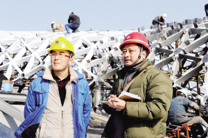 為了天鏡湖畔這道美麗的風(fēng)景——他一天到晚泡在工地