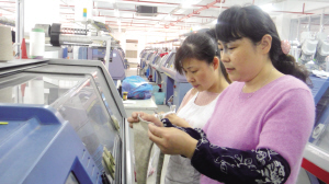 針織土專(zhuān)家出技改金點(diǎn)子  浦秋芳對(duì)倒毛車(chē)進(jìn)行改裝，不僅減少一半工時(shí)，而且原材料降耗達(dá)38%  