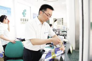 持雙證的郵政系統(tǒng)大明星  陳曉春每天辦理成百上千件業(yè)務(wù)，用微笑迎接每一位客戶 