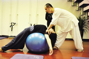 80后小伙  成高級(jí)瑜伽導(dǎo)師  