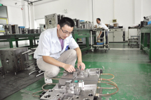 模具設(shè)計(jì)創(chuàng)新點(diǎn)子多    劉霞平帶領(lǐng)團(tuán)隊(duì)成功研制自動(dòng)切水口、水路循環(huán)系統(tǒng)等，大大提升生產(chǎn)效率和產(chǎn)品質(zhì)量