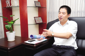 陳錦樂>>> 13年造出一艘加彈“航母”  2001年，他懷揣50萬元來到璜涇，初涉化纖加彈行業(yè)；今天，他打拼出了一家上市公司、年銷售超過30億元的企業(yè)集團(tuán)