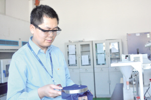 發(fā)明特殊涂層讓面料防水又透氣  梁成鋒：打破國(guó)外技術(shù)壟斷的研發(fā)員