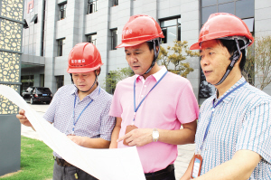 以前，他帶領(lǐng)他的小施工隊(duì)活躍在太倉的建筑行業(yè)；現(xiàn)在，他創(chuàng)建的集團(tuán)公司年完成施工產(chǎn)值8億元——倪建榮    8年筑起廣廈千萬平方米