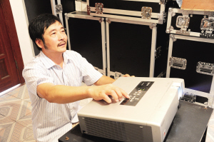 從1998年至今，他利用業(yè)余時間進軍營送電影，“阿陸師傅”成了官兵們對他最親切的稱呼。今年1月，他當選敬業(yè)奉獻“中國好人”——陸丁興   16年放映700多場擁軍電影 