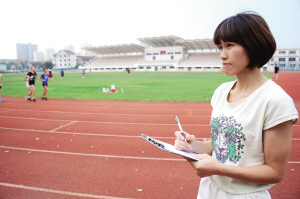 2005年，在世界舉重錦標(biāo)賽中，年僅19歲的她勇奪三項(xiàng)冠軍，并打破兩項(xiàng)世界記錄，成為我市首位世界冠軍。去年，退役的她放棄當(dāng)教練員的機(jī)會(huì)，選擇回到太倉(cāng)——顧薇   世界冠軍在家鄉(xiāng)延續(xù)體育夢(mèng) 