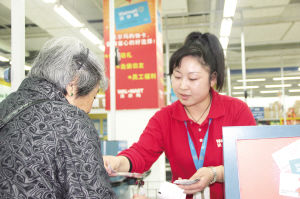 真誠(chéng)服務(wù)每一位顧客 翟月紅始終把超市消費(fèi)者的需求放在心上，同時(shí)帶領(lǐng)團(tuán)隊(duì)開拓市場(chǎng)