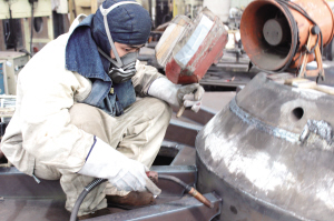 他把體力活當腦力活干 莊建學先后承擔國內火電、核電等重大鋼結構制作以及多個國際電廠電機“心包”的焊接任務