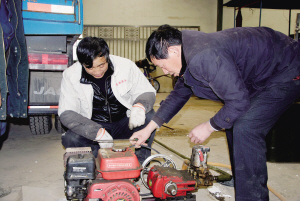 管理育秧棚、種植香菇蠶豆、修理舊農(nóng)機(jī)、熟悉新農(nóng)機(jī)，他樣樣都會——村干部成了農(nóng)場多面手