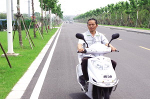 環(huán)境越來越美，他越曬越黑