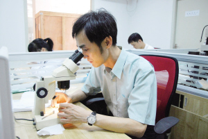 陳遠帆為PET配備“中國芯”