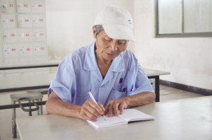 一位曾在三尺講臺一站就是40多年，最后也沒有編制的普通民辦老教師丁敏球，在又一個教師節(jié)之際致信本報，飽含深情地表示 來世，我愿再做一名老師