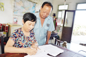 自創(chuàng)快板歌頌農(nóng)村新生活