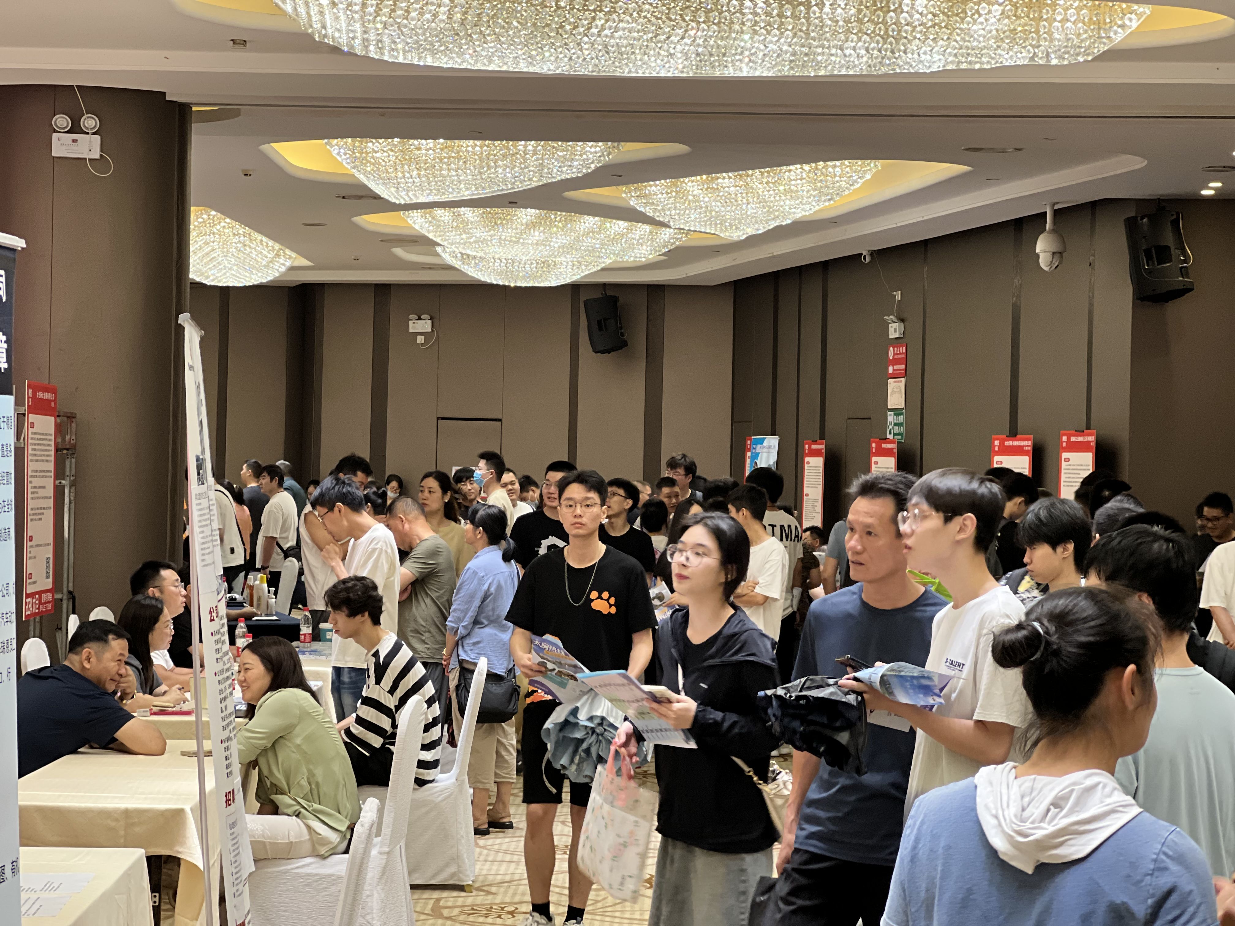 2024太倉夏季畢業(yè)生招聘會圓滿落幕：風雨無阻，共筑就業(yè)橋梁